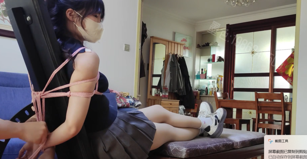 墨色蛋糕老虎凳TK挠痒调教 背心短裙白袜运动鞋少女失禁颤抖-赴安博客网